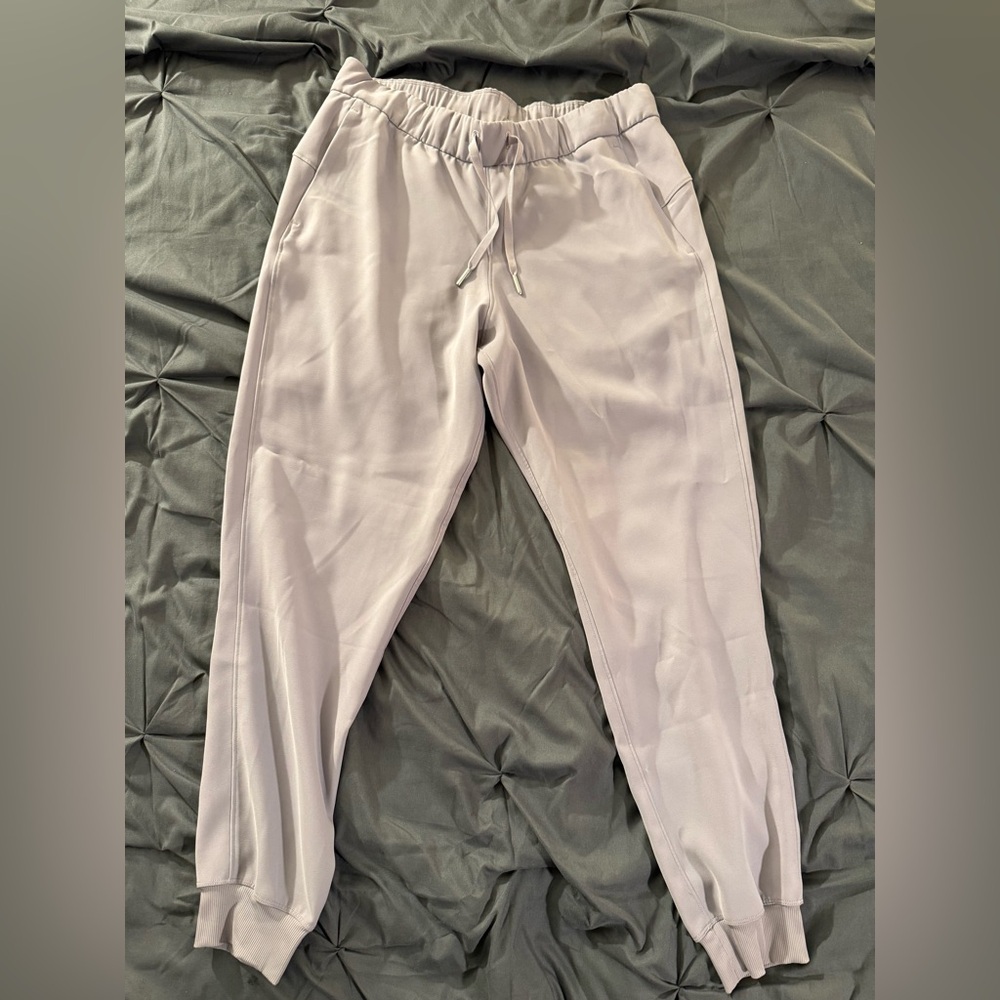 Lululemon On The Fly Jogger Size 8 Silverscreen (Light Grey)